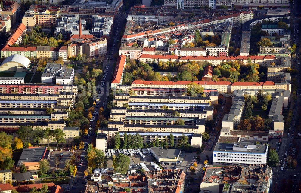 Aerial photograph Berlin - View of the residential town Wohnstadt Carl Legien at Erich Weinert Strasse in Berlin - Prenzlauer Berg. The historical settlement between Greelstrasse and Ostseestrasse was build from 1928 to 1930 according to designs by architects Bruno Taut and Franz Hilliger. As one of six Berlin Modernism Housing Estates, the building complex was awarded the title of UNESCO World Heritage Site in 2008. Owner of the land is the Prelios Estate Management GmbH