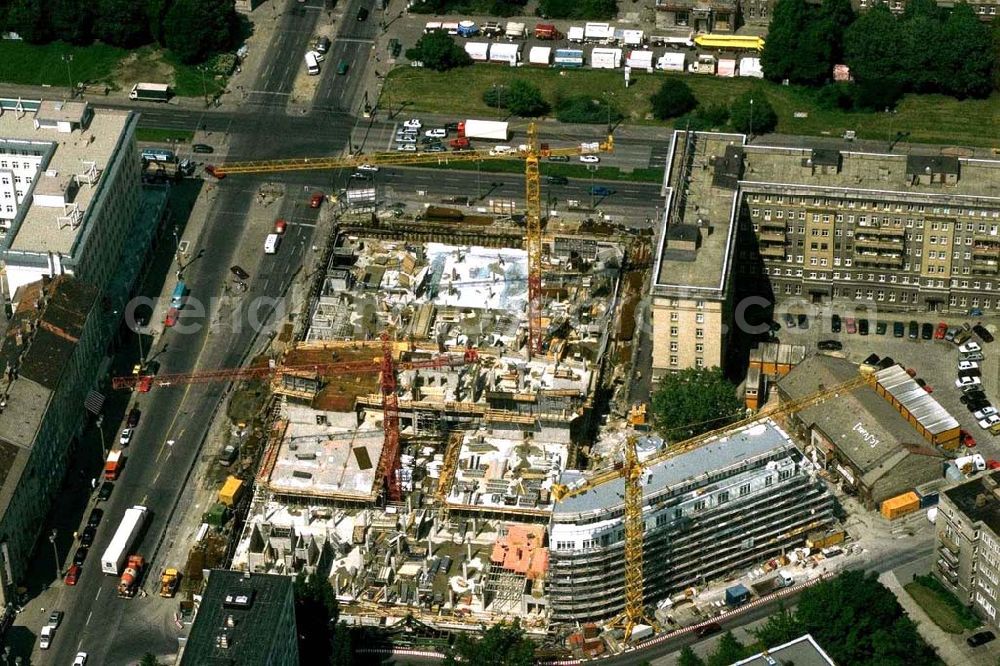 Berlin-Friedrichshain from the bird's eye view: Wohnungsbau an der Straße der Pariser Kommune