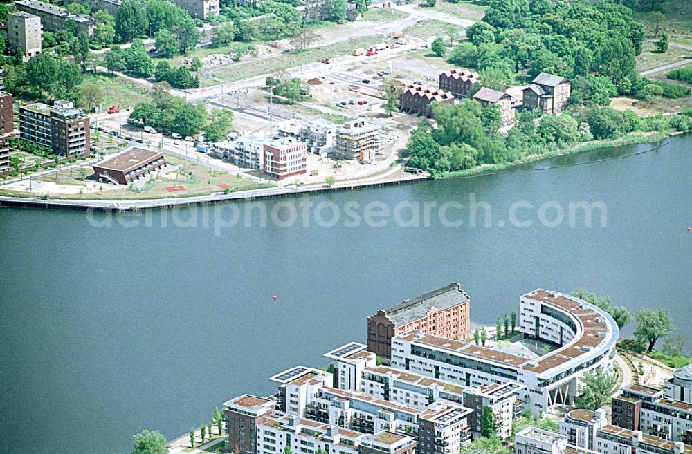 Berlin - Friedrichshain from the bird's eye view: Wohnungsneubau auf der Halbinsel Stralau an der Rummelsburger Bucht. Datum: 16.05.03