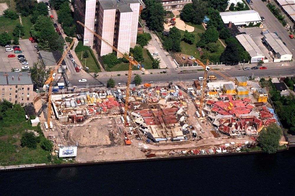 Aerial image Berlin-Friedrichshain - Wohnungsneubau am Spreeufer in Alt-Stralau durch die Concordia Bau AG