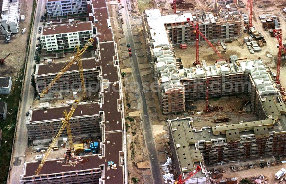 Berlin from above - Wohnungsneubau der Wohnsiedlung Weiße Taube durch die Unternehmensgruppe Max Aicher an der Landsberger Allee