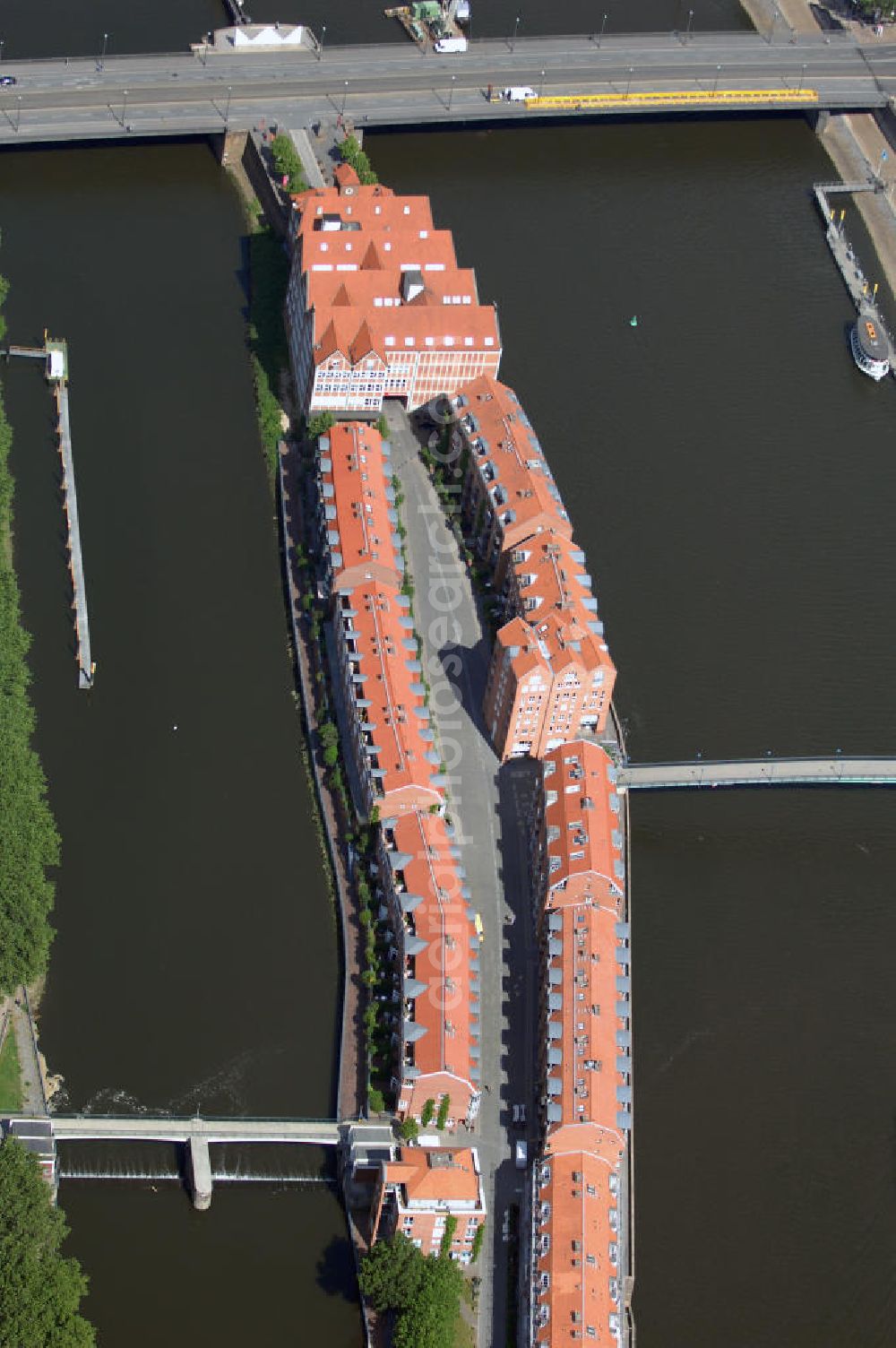 Bremen from the bird's eye view: Blick auf das Wohnviertel auf der Halbinsel Teerhof im Stadtteil Neustadt in Bremen. Die Halbinsel verdankt ihren Namen einem sich dort angesiedelten Teerhaus im 15. Jahrhundert. Im 19. Jahrhundert wurde der Teerhof vollständig von Packhäusern besiedelt, die im Zweiten Weltkrieg zerstört wurden. Erst in den 1990er Jahren begann die erneute Bebauung des Gebiets mit Gebäuden im alten Stil der Packhäuser. Mit auf dem Bild zu sehen ist die Bürgermeister - Smidt - Brücke über die Weser.