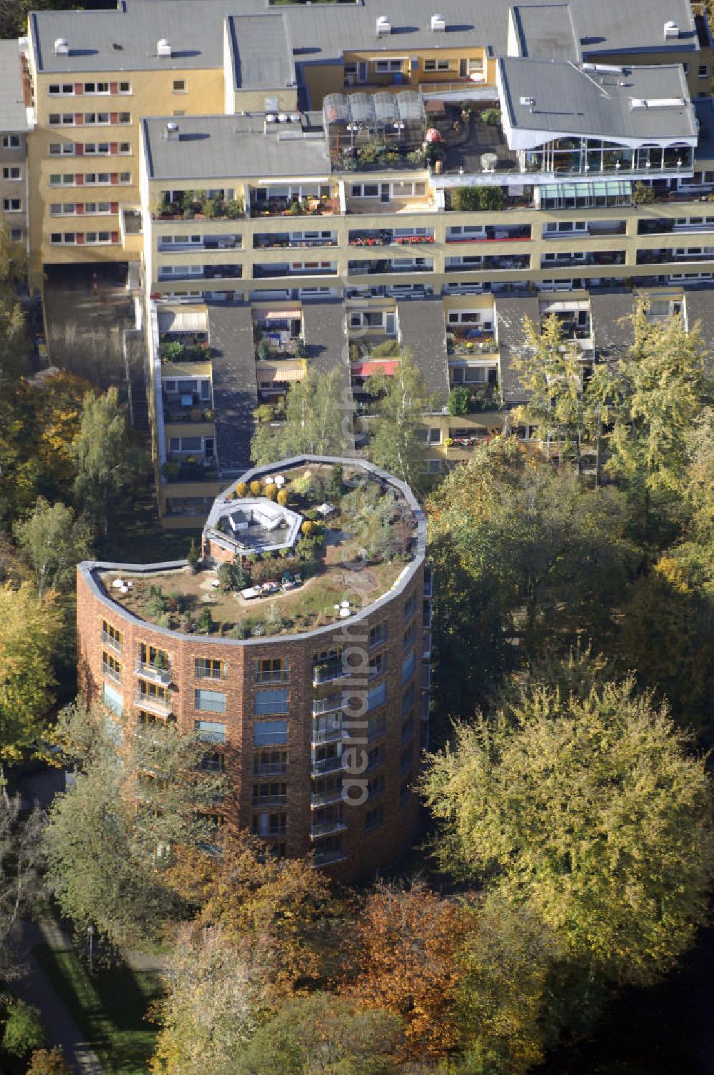 Aerial image Berlin - Blick auf das Wohnviertel am Holsteiner Ufer in Berlin Tiergarten nahe dem S-Bahnhof Bellevue. Im Vordergrund ist das Wohnhaus in Schneckenform zu sehen. Dieses Gebäude wurde durch die ARIKON erstellt. Der Architekt Professor Tono entwarf dieses Gebäude das durch seine ungewöhnliche Architektur in Form einer Schnecke besticht. Kontakt: ARIKON Bau AG, Einemstraße 11, 10787 Berlin, Tel. +49(0)30 383976 0, Fax +49(0)30 383976 10, Email: info@arikon.de