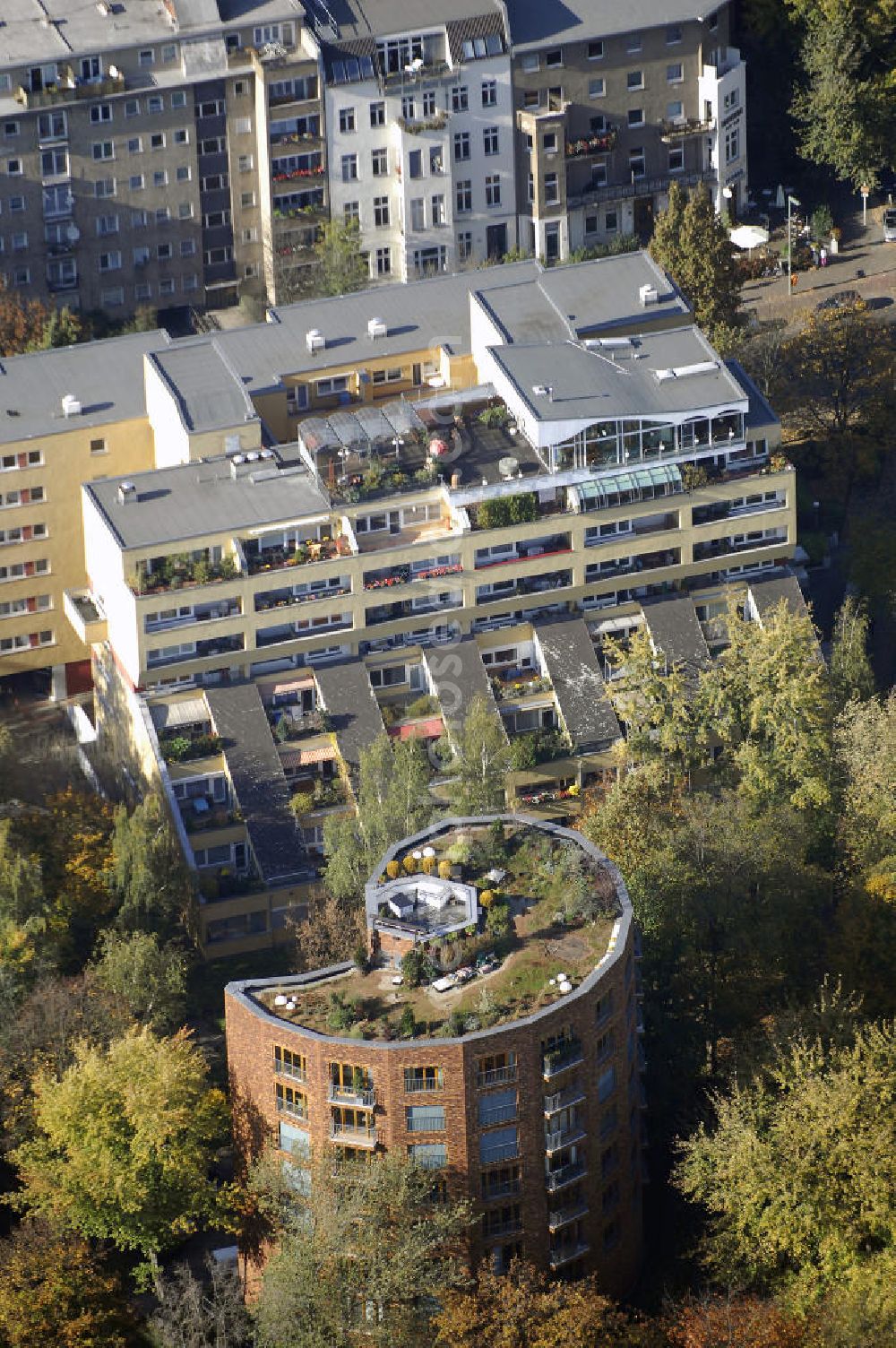 Berlin from the bird's eye view: Blick auf das Wohnviertel am Holsteiner Ufer in Berlin Tiergarten nahe dem S-Bahnhof Bellevue. Im Vordergrund ist das Wohnhaus in Schneckenform zu sehen. Dieses Gebäude wurde durch die ARIKON erstellt. Der Architekt Professor Tono entwarf dieses Gebäude das durch seine ungewöhnliche Architektur in Form einer Schnecke besticht. Kontakt: ARIKON Bau AG, Einemstraße 11, 10787 Berlin, Tel. +49(0)30 383976 0, Fax +49(0)30 383976 10, Email: info@arikon.de