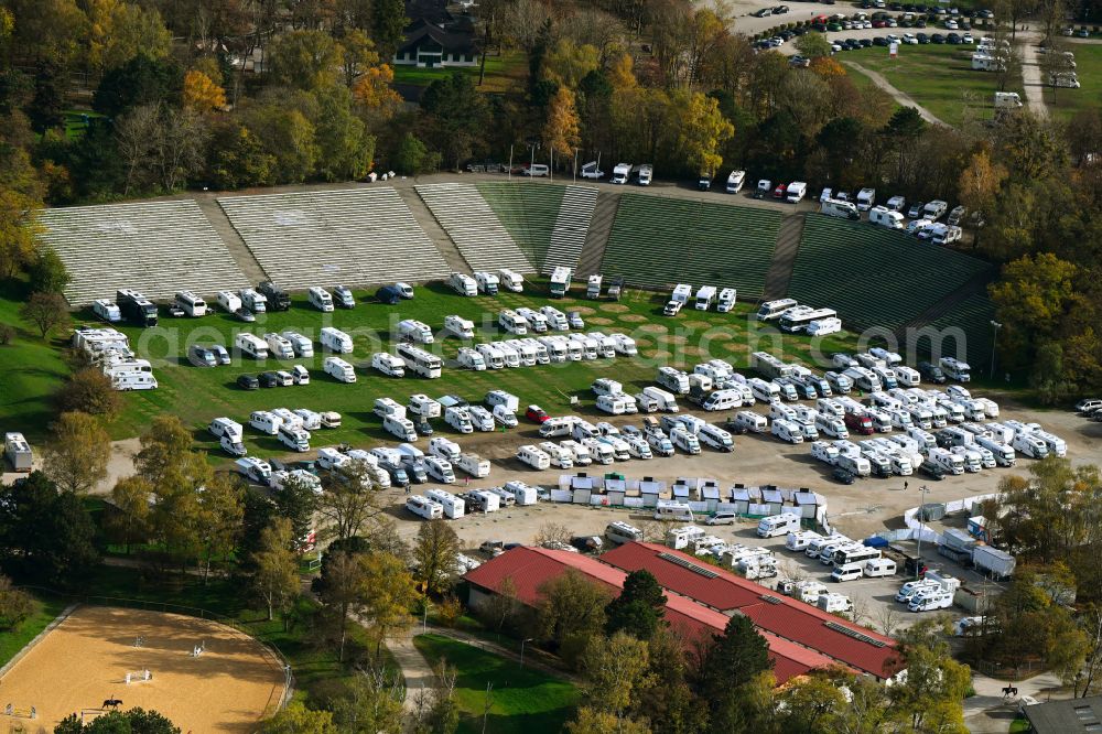 München from the bird's eye view: Caravans and RVs on the RV site on Golfzentrum on street Schichtlstrasse in the district Trudering-Riem in Munich in the state Bavaria, Germany