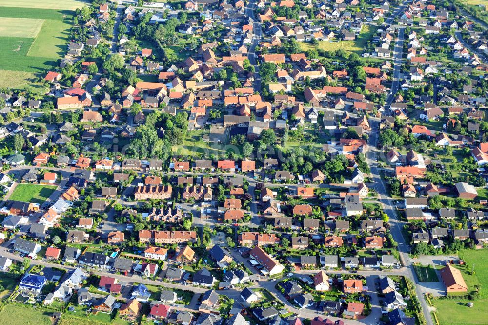 Aerial image Wolfsburg - Helingen - Stadtteilansicht mit Einfamilienhäusern in Wolfsburg - Helingen in Niedersachsen. One familiy houses in Wolfsburg-Helingen in Lower Saxony.