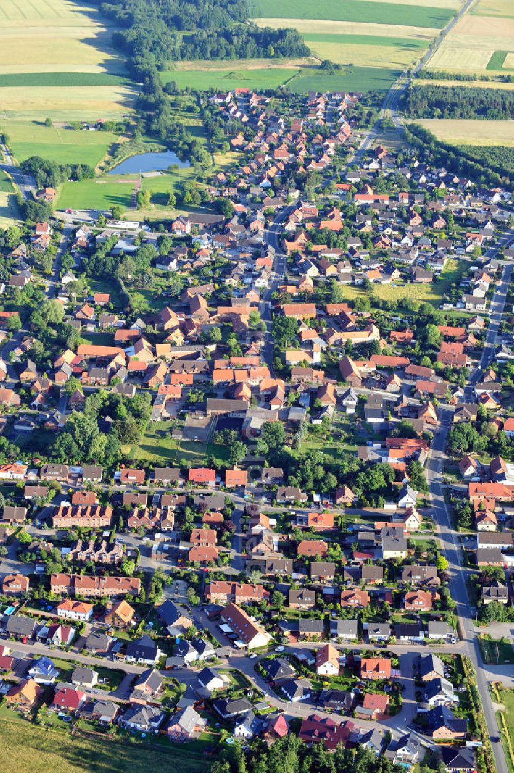 Aerial photograph Wolfsburg - Helingen - Stadtteilansicht mit Einfamilienhäusern in Wolfsburg - Helingen in Niedersachsen. One familiy houses in Wolfsburg-Helingen in Lower Saxony.