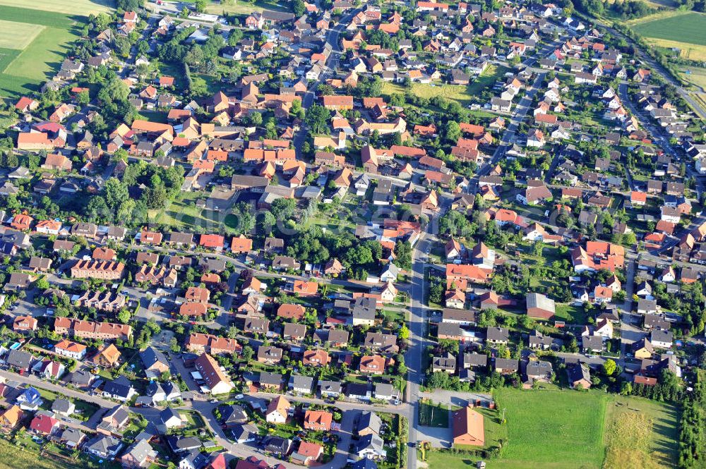 Wolfsburg - Helingen from the bird's eye view: Stadtteilansicht mit Einfamilienhäusern in Wolfsburg - Helingen in Niedersachsen. One familiy houses in Wolfsburg-Helingen in Lower Saxony.