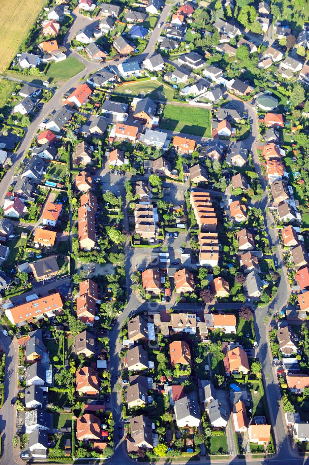 Aerial image Wolfsburg - Helingen - Stadtteilansicht mit Einfamilienhäusern in Wolfsburg - Helingen in Niedersachsen. One familiy houses in Wolfsburg-Helingen in Lower Saxony.