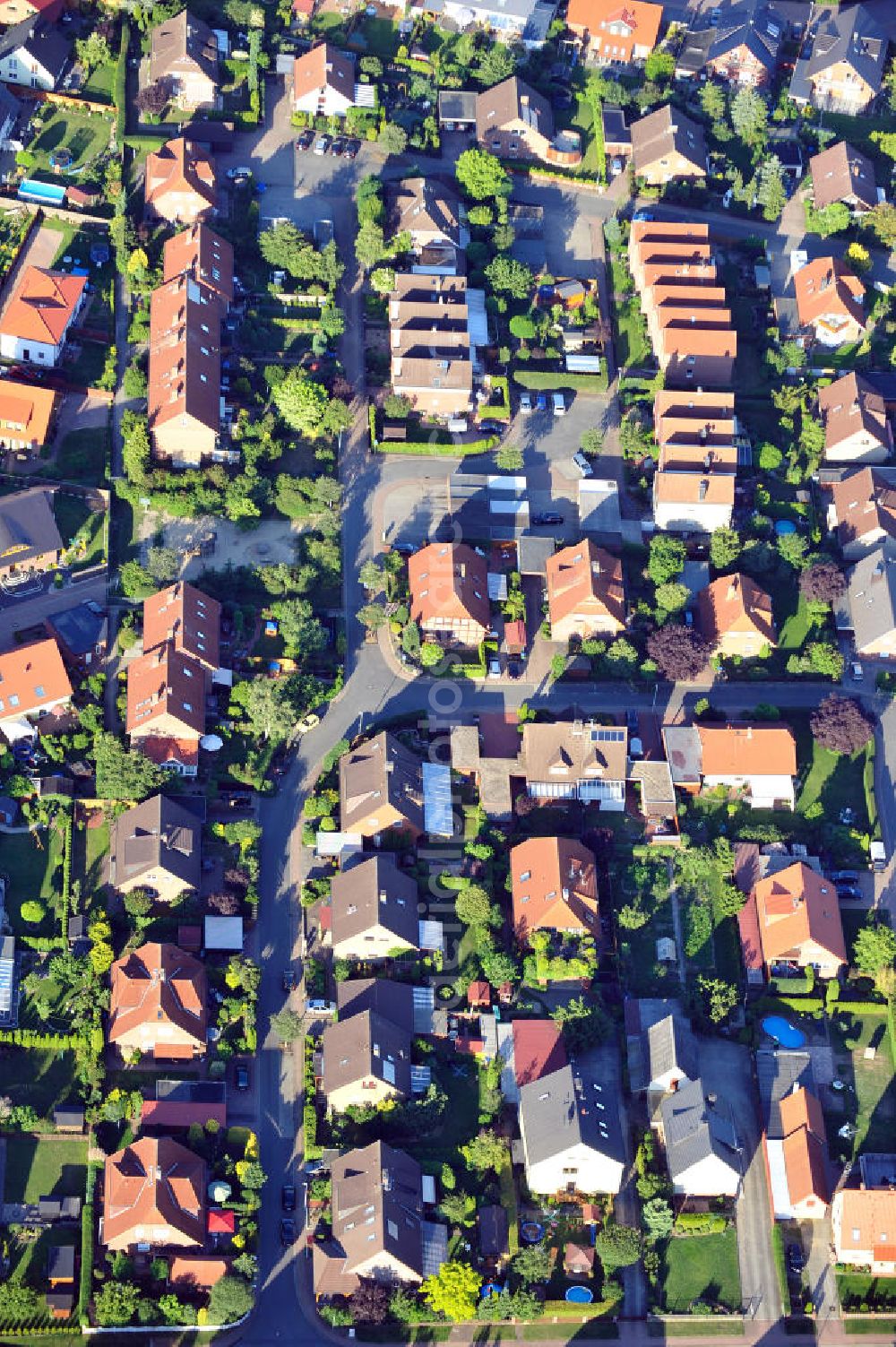 Aerial photograph Wolfsburg - Helingen - Stadtteilansicht mit Einfamilienhäusern in Wolfsburg - Helingen in Niedersachsen. One familiy houses in Wolfsburg-Helingen in Lower Saxony.