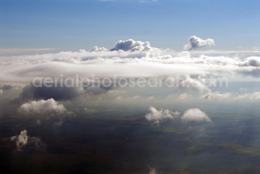 Schöningen from the bird's eye view: Blick auf die Wolkenbildung bei einer Flughöhe von 3000 ft über dem Waldgebiet bei Schöningen. Schöningen ist eine Stadt im Landkreis Helmstedt am Höhenzug Elm. Sie liegt ca. elf Kilometer südwestlich der niedersächsischen Kreisstadt Helmstedt. Durch die Stadt führen die Deutsche Fachwerkstraße und die Deutsche Ferienroute Alpen-Ostsee.