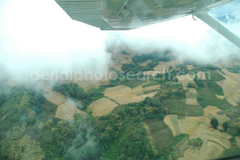 Kigoma from above - Wolkenflug mit einem Buschflieger vom Typ Cessna C 182 über dem Gebirge von Kigoma. Cloud flying with a bush plane Cessna C 182 on the mountains of Kigoma