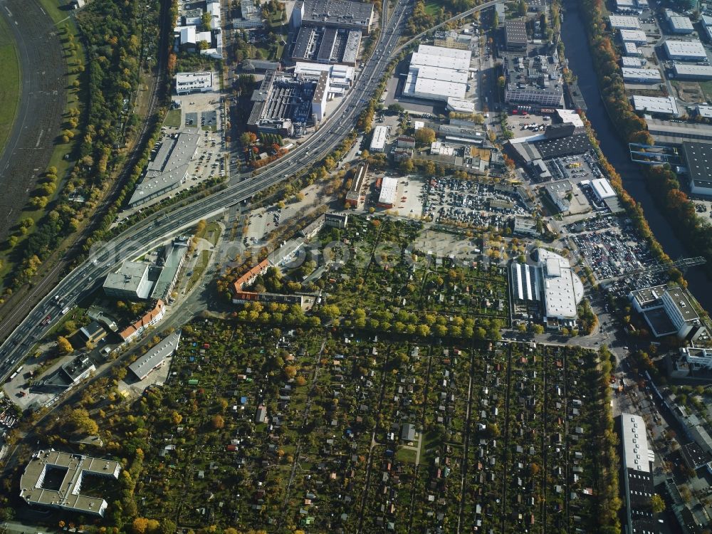 Berlin from the bird's eye view: Residential area and area of allotements in the South of federal motorway A100 and along Komturstrasse in the Tempelhof part of Berlin in Germany. Apart from the estates and allotements, there are several commercial, industrial and company compounds