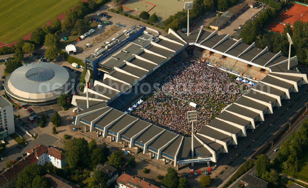 Aerial photograph Bochum - Blick auf das Stadion in Bochum zur Zeit der FIFA WM 2006, wo im Areal des Stadions auf einer Grossbildwand Liveübertragungen der aktuellen Fußballspiele vorgeführt wurden. public Viewing Ruhrstadion.