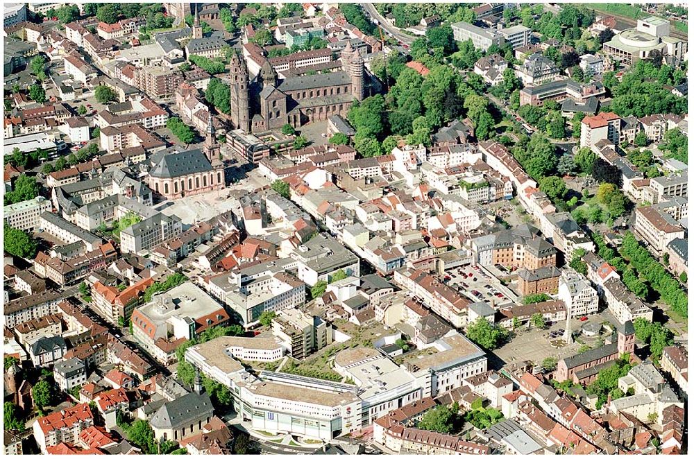 Worms from above - 28.05.2004 Worms Altstadt mit Dom, Friedrichskirche und Einkaufszentrum