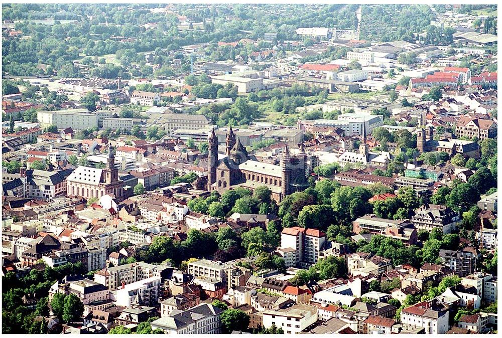 Aerial image Worms - 28.05.2004 Die Anfänge des Wormser Domes St.Peter gehen bis um 600 zurück. Der spätromanische Dombau des 12.Jahrhunderts steht auf den Fundamenten von Bischof Burchards (1000-1025) Kathedrale. Mit den Domen von Mainz und Speyer zählt er zu den drei Kaiserdomen am Rhein.