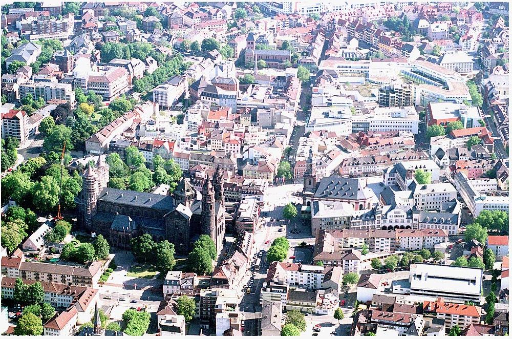 Worms from above - 28.05.2004 Die Anfänge des Wormser Domes St.Peter gehen bis um 600 zurück. Der spätromanische Dombau des 12.Jahrhunderts steht auf den Fundamenten von Bischof Burchards (1000-1025) Kathedrale. Mit den Domen von Mainz und Speyer zählt er zu den drei Kaiserdomen am Rhein.