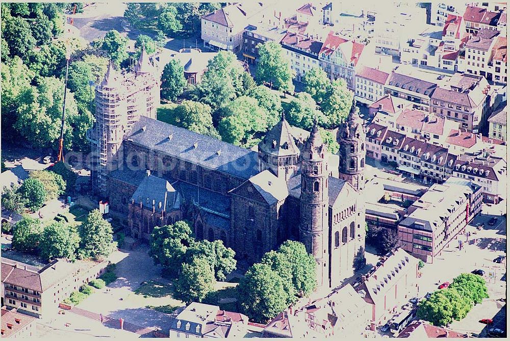 Worms from the bird's eye view: 28.05.2004 Die Anfänge des Wormser Domes St.Peter gehen bis um 600 zurück. Der spätromanische Dombau des 12.Jahrhunderts steht auf den Fundamenten von Bischof Burchards (1000-1025) Kathedrale. Mit den Domen von Mainz und Speyer zählt er zu den drei Kaiserdomen am Rhein.