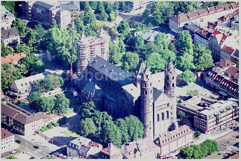 Aerial image Worms - 28.05.2004 Die Anfänge des Wormser Domes St.Peter gehen bis um 600 zurück. Der spätromanische Dombau des 12.Jahrhunderts steht auf den Fundamenten von Bischof Burchards (1000-1025) Kathedrale. Mit den Domen von Mainz und Speyer zählt er zu den drei Kaiserdomen am Rhein.