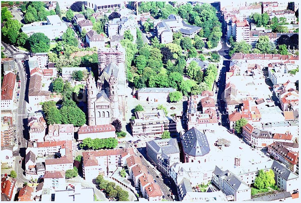 Aerial photograph Worms - 28.05.2004 Die Anfänge des Wormser Domes St.Peter gehen bis um 600 zurück. Der spätromanische Dombau des 12.Jahrhunderts steht auf den Fundamenten von Bischof Burchards (1000-1025) Kathedrale. Mit den Domen von Mainz und Speyer zählt er zu den drei Kaiserdomen am Rhein.