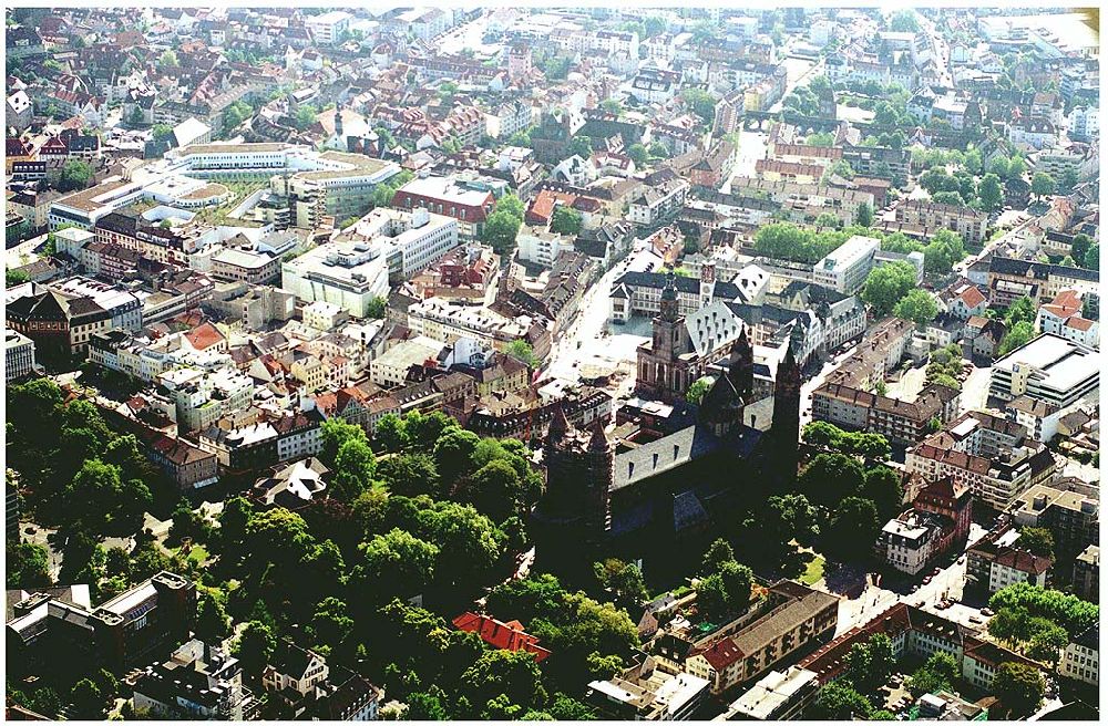 Aerial photograph Worms - 28.05.2004 Die Anfänge des Wormser Domes St.Peter gehen bis um 600 zurück. Der spätromanische Dombau des 12.Jahrhunderts steht auf den Fundamenten von Bischof Burchards (1000-1025) Kathedrale. Mit den Domen von Mainz und Speyer zählt er zu den drei Kaiserdomen am Rhein.