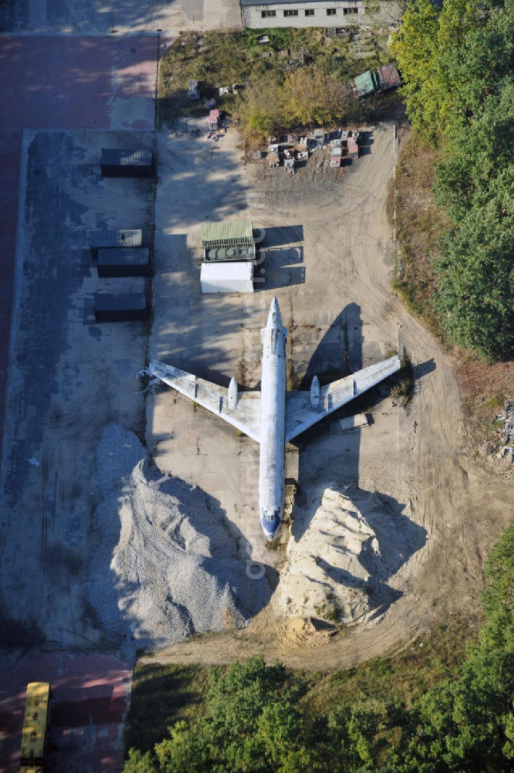 Aerial photograph Warschau - Blick auf das Wrack ohne Seitenleitwerk eines ehemaligen Passagierflugzeuges Tupolew TU 143A der polnischen Fluggesellschaft LOT auf einem Polizeiübungsgelände an der Rekruicka / Marsa / Korkowa Strasse am östlichen Stadrand der Metropole. A former passenger aircraft Tupolev TU 143A in Warsaw.