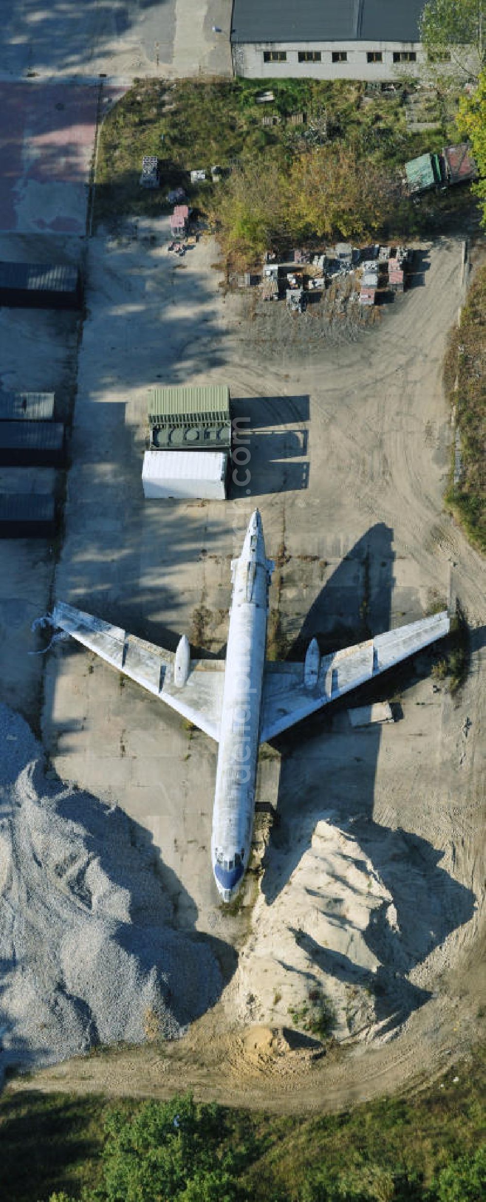 Warschau from above - Blick auf das Wrack ohne Seitenleitwerk eines ehemaligen Passagierflugzeuges Tupolew TU 143A der polnischen Fluggesellschaft LOT auf einem Polizeiübungsgelände an der Rekruicka / Marsa / Korkowa Strasse am östlichen Stadrand der Metropole. A former passenger aircraft Tupolev TU 143A in Warsaw.