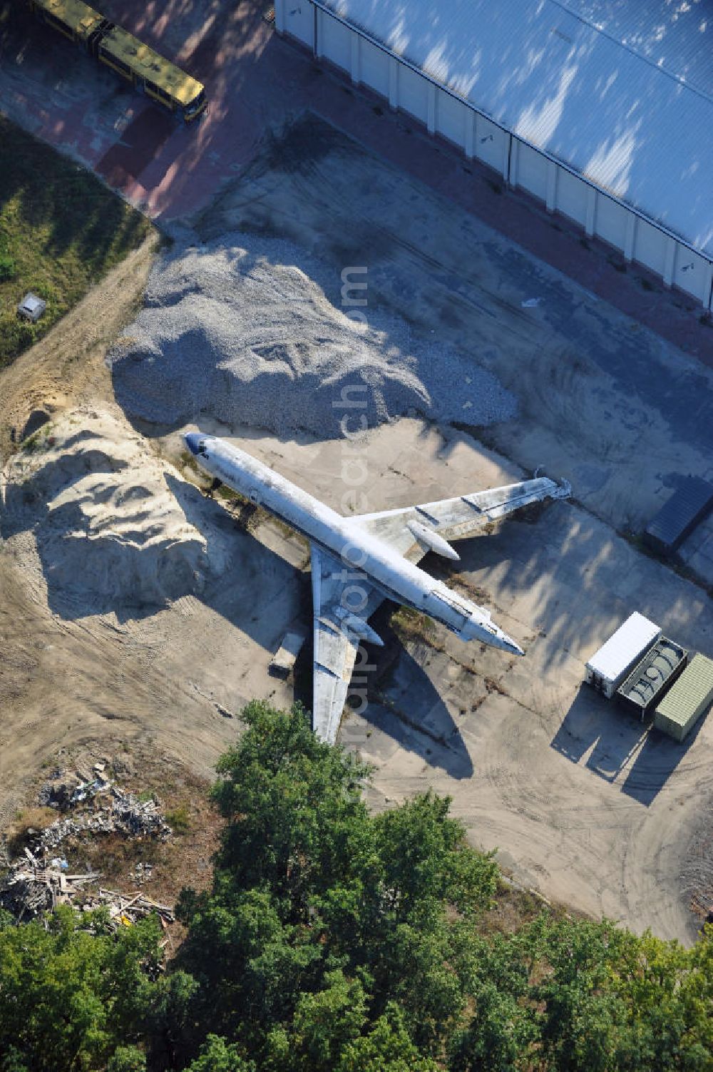 Warschau from above - Blick auf das Wrack ohne Seitenleitwerk eines ehemaligen Passagierflugzeuges Tupolew TU 143A der polnischen Fluggesellschaft LOT auf einem Polizeiübungsgelände an der Rekruicka / Marsa / Korkowa Strasse am östlichen Stadrand der Metropole. A former passenger aircraft Tupolev TU 143A in Warsaw.