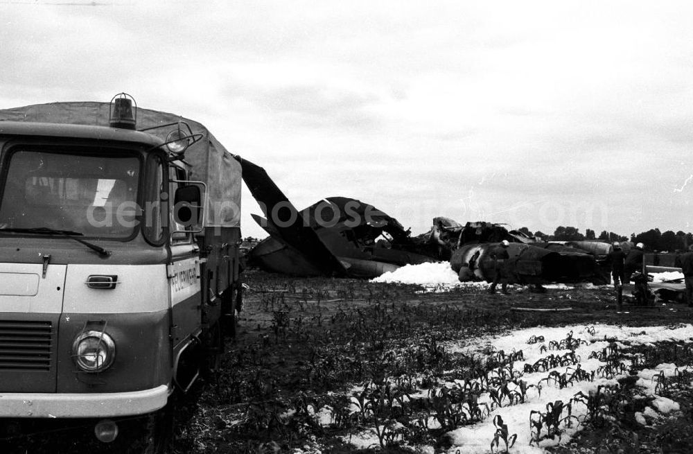 Aerial photograph Schönefeld - Blick auf das Wrack der INTERFLUG Iljuschin IL62 mit der Kennung DDR-SEW auf dem Gelände des Flughafens Berlin-Schönefeld.Am 17.Juni 1989 wurde die Maschine bei einem Startabbruch zerstört. Da bei dem Startabbruch die Triebwerke versehentlich abgestellt wurden, anstatt vollen Umkehrschub zu geben, überrollte das Luftfahrzeug das Ende der Start- und Landebahn. Der Rumpf brach auseinan der und ging in Flammen auf. Es kamen 21 Menschen ums Leben. Die Wrackteile wurden in wochenlanger Kleinstarbeit geborgen, der restliche, in den Tragflächensektionen verbliebene Kerosinbestand enttankt. Wrackteile sollen auf dem Geländes des ehemaligen Südteiles Diepensee des einstigen INTERFLUG-Zentralflughafens vergraben worden sein.