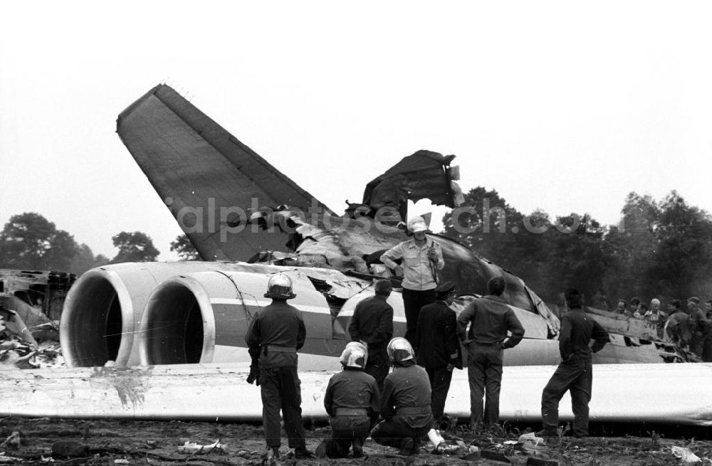 Aerial image Schönefeld - Blick auf das Wrack der INTERFLUG Iljuschin IL62 mit der Kennung DDR-SEW auf dem Gelände des Flughafens Berlin-Schönefeld.Am 17.Juni 1989 wurde die Maschine bei einem Startabbruch zerstört. Da bei dem Startabbruch die Triebwerke versehentlich abgestellt wurden, anstatt vollen Umkehrschub zu geben, überrollte das Luftfahrzeug das Ende der Start- und Landebahn. Der Rumpf brach auseinan der und ging in Flammen auf. Es kamen 21 Menschen ums Leben. Die Wrackteile wurden in wochenlanger Kleinstarbeit geborgen, der restliche, in den Tragflächensektionen verbliebene Kerosinbestand enttankt. Wrackteile sollen auf dem Geländes des ehemaligen Südteiles Diepensee des einstigen INTERFLUG-Zentralflughafens vergraben worden sein.