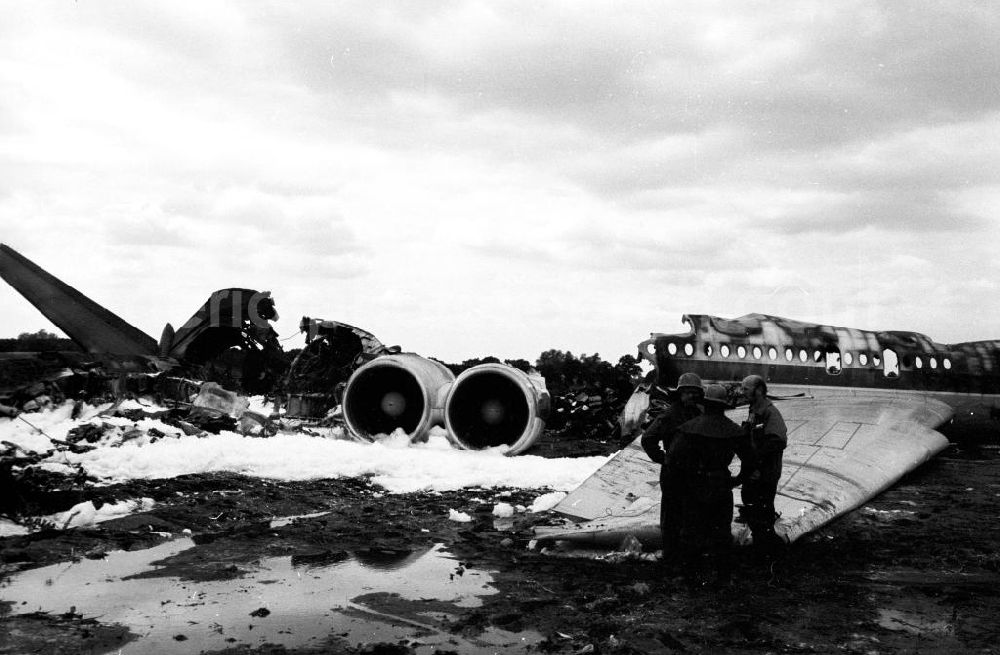 Aerial photograph Schönefeld - Blick auf das Wrack der INTERFLUG Iljuschin IL62 mit der Kennung DDR-SEW auf dem Gelände des Flughafens Berlin-Schönefeld.Am 17.Juni 1989 wurde die Maschine bei einem Startabbruch zerstört. Da bei dem Startabbruch die Triebwerke versehentlich abgestellt wurden, anstatt vollen Umkehrschub zu geben, überrollte das Luftfahrzeug das Ende der Start- und Landebahn. Der Rumpf brach auseinan der und ging in Flammen auf. Es kamen 21 Menschen ums Leben. Die Wrackteile wurden in wochenlanger Kleinstarbeit geborgen, der restliche, in den Tragflächensektionen verbliebene Kerosinbestand enttankt. Wrackteile sollen auf dem Geländes des ehemaligen Südteiles Diepensee des einstigen INTERFLUG-Zentralflughafens vergraben worden sein.