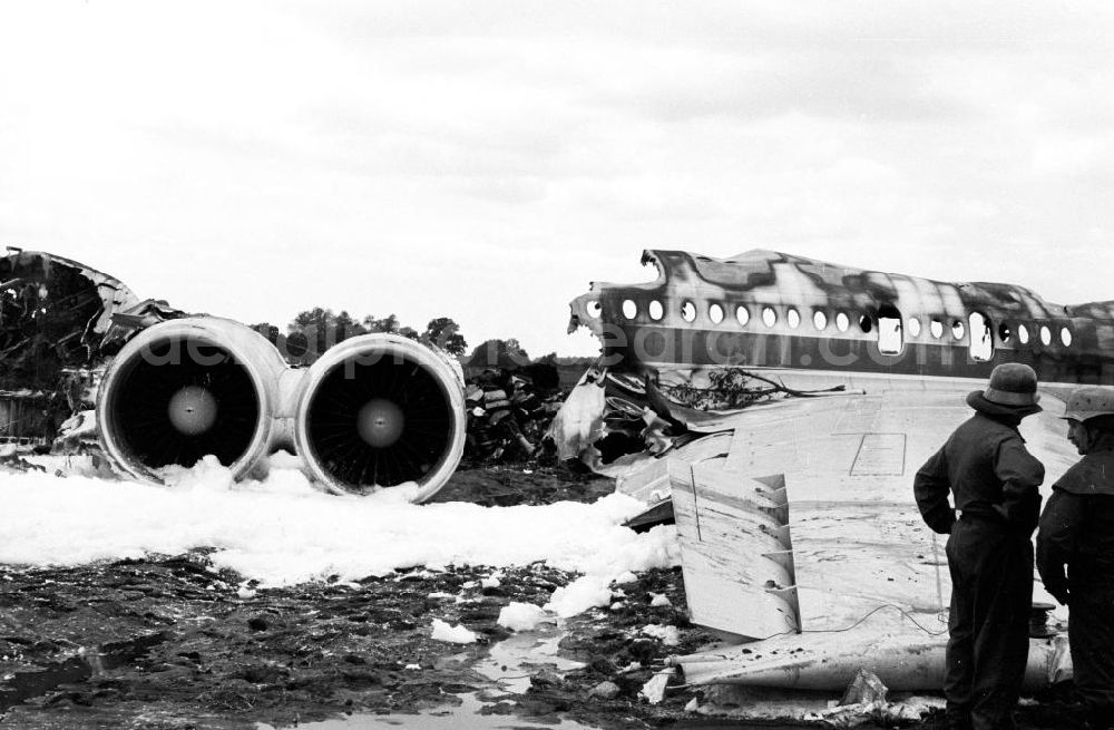 Schönefeld from above - Blick auf das Wrack der INTERFLUG Iljuschin IL62 mit der Kennung DDR-SEW auf dem Gelände des Flughafens Berlin-Schönefeld.Am 17.Juni 1989 wurde die Maschine bei einem Startabbruch zerstört. Da bei dem Startabbruch die Triebwerke versehentlich abgestellt wurden, anstatt vollen Umkehrschub zu geben, überrollte das Luftfahrzeug das Ende der Start- und Landebahn. Der Rumpf brach auseinan der und ging in Flammen auf. Es kamen 21 Menschen ums Leben. Die Wrackteile wurden in wochenlanger Kleinstarbeit geborgen, der restliche, in den Tragflächensektionen verbliebene Kerosinbestand enttankt. Wrackteile sollen auf dem Geländes des ehemaligen Südteiles Diepensee des einstigen INTERFLUG-Zentralflughafens vergraben worden sein.