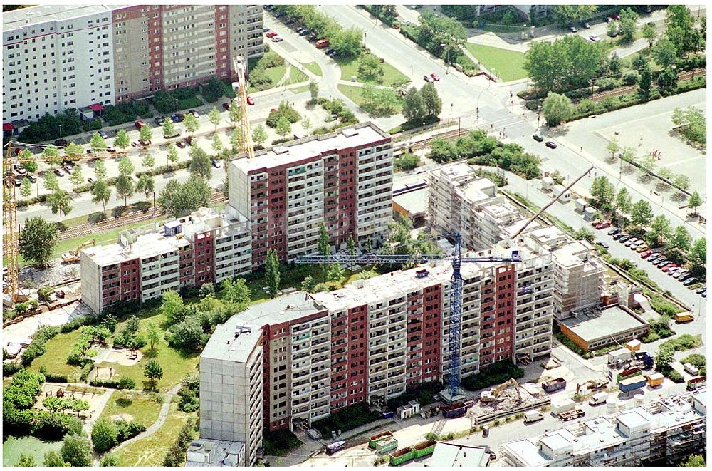 Berlin-Marzahn from above - Blick auf Abrißbaustellen in der Wohnsiedlung Havemannstraße - Rosenbecker Straße / Eichhorster Straße in Berlin-Marzahn / Ahrensfelde. Ein Projekt der DEGEWO / WBG Marzahn. Baufirmen: