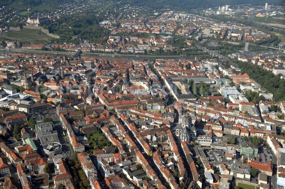 Aerial photograph WÜRZBURG - Blick auf Würzberg mit der Festung Marienberg, der Marienkapelle und dem Würzburger Dom. Würzburg ist eine kreisfreie Stadt im bayerischen Regierungsbezirk Unterfranken mit Sitz der Regierung von Unterfranken, des Bezirks Unterfranken und des Landratsamtes Würzburg. Die Festung Marienberg in Würzburg liegt in Unterfranken. Bereits in keltischer Zeit befanden sich hier eine Fliehburg und ein heidnischer Kultplatz. Nach der Völkerwan derung kamen im 6. Jahrhundert die Franken. Die Festung wurde im Laufe der Geschichte mehrfach umgebaut. Die ältesten noch erhaltenen Teile sind von 704. Die Marienkapelle ist ein gotischer Kirchenbau auf dem Unteren Markt, der von den Bürgern der Stadt auf den Überresten einer jüdischen Synagoge errichtet wurde. Baubeginn war 1377, die Bauzeit betrug etwa 100 Jahre. Der St. Kiliansdom zu Würzburg ist eine römisch-katholische Kirche in Würzburg, die dem Heiligen Kilian geweiht ist. Der Dom ist die Bischofskirche des Bistums Würzburg. Kontakt: Stadt Würzburg, Rückermainstrasse 2, 97070 Würzburg, Tel. +49 (0)9 31 37-0, Fax +49 (0)9 31 37 33 73, e-mail: info@stadt.wuerzburg.de; Kontakt Festung Marienberg: Schloss- und Gartenverwaltung Würzburg, Residenzplatz 2, Tor B, 97070 Würzburg, Tel. +49 (0)931 355 17 0, Fax +49 (0)931 355 17 25, e-mail: sgvwuerzburg@bsv.bayern.de; Kontakt Marienkapelle: Domerpfarrgasse 10, 97070 Würzburg, Tel. +49 (0)931 32 11 83 0, Fax +49 (0)931 38 62 85; Konakt Würzburger Dom: Dompfarramt, Domerpfarrgasse 10, 97070 Würzburg, Tel. +49 (0)9 31-386 62 80 0, Fax +49 (0)9 31 386 62 89 9