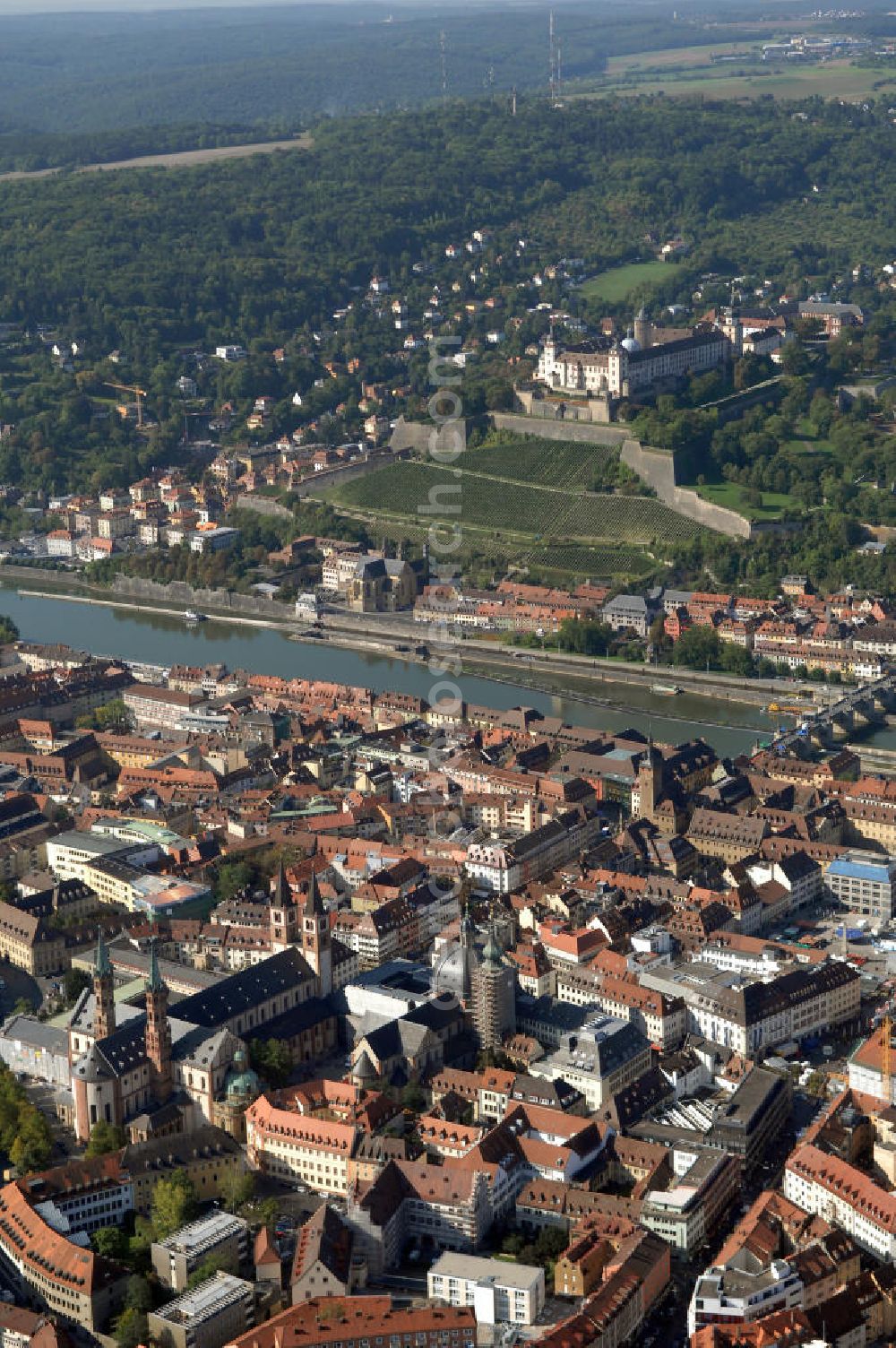 WÜRZBURG from above - Blick auf Würzberg mit der Festung Marienberg, der Marienkapelle und dem Würzburger Dom. Würzburg ist eine kreisfreie Stadt im bayerischen Regierungsbezirk Unterfranken mit Sitz der Regierung von Unterfranken, des Bezirks Unterfranken und des Landratsamtes Würzburg. Die Festung Marienberg in Würzburg liegt in Unterfranken. Bereits in keltischer Zeit befanden sich hier eine Fliehburg und ein heidnischer Kultplatz. Nach der Völkerwan derung kamen im 6. Jahrhundert die Franken. Die Festung wurde im Laufe der Geschichte mehrfach umgebaut. Die ältesten noch erhaltenen Teile sind von 704. Die Marienkapelle ist ein gotischer Kirchenbau auf dem Unteren Markt, der von den Bürgern der Stadt auf den Überresten einer jüdischen Synagoge errichtet wurde. Baubeginn war 1377, die Bauzeit betrug etwa 100 Jahre. Der St. Kiliansdom zu Würzburg ist eine römisch-katholische Kirche in Würzburg, die dem Heiligen Kilian geweiht ist. Der Dom ist die Bischofskirche des Bistums Würzburg. Kontakt: Stadt Würzburg, Rückermainstrasse 2, 97070 Würzburg, Tel. +49 (0)9 31 37-0, Fax +49 (0)9 31 37 33 73, e-mail: info@stadt.wuerzburg.de; Kontakt Festung Marienberg: Schloss- und Gartenverwaltung Würzburg, Residenzplatz 2, Tor B, 97070 Würzburg, Tel. +49 (0)931 355 17 0, Fax +49 (0)931 355 17 25, e-mail: sgvwuerzburg@bsv.bayern.de; Kontakt Marienkapelle: Domerpfarrgasse 10, 97070 Würzburg, Tel. +49 (0)931 32 11 83 0, Fax +49 (0)931 38 62 85; Konakt Würzburger Dom: Dompfarramt, Domerpfarrgasse 10, 97070 Würzburg, Tel. +49 (0)9 31-386 62 80 0, Fax +49 (0)9 31 386 62 89 9