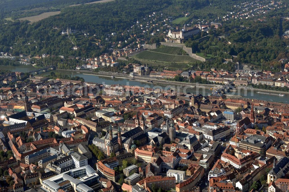 Aerial image WÜRZBURG - Blick auf Würzberg mit der Festung Marienberg, der Marienkapelle und dem Würzburger Dom. Würzburg ist eine kreisfreie Stadt im bayerischen Regierungsbezirk Unterfranken mit Sitz der Regierung von Unterfranken, des Bezirks Unterfranken und des Landratsamtes Würzburg. Die Festung Marienberg in Würzburg liegt in Unterfranken. Bereits in keltischer Zeit befanden sich hier eine Fliehburg und ein heidnischer Kultplatz. Nach der Völkerwan derung kamen im 6. Jahrhundert die Franken. Die Festung wurde im Laufe der Geschichte mehrfach umgebaut. Die ältesten noch erhaltenen Teile sind von 704. Die Marienkapelle ist ein gotischer Kirchenbau auf dem Unteren Markt, der von den Bürgern der Stadt auf den Überresten einer jüdischen Synagoge errichtet wurde. Baubeginn war 1377, die Bauzeit betrug etwa 100 Jahre. Der St. Kiliansdom zu Würzburg ist eine römisch-katholische Kirche in Würzburg, die dem Heiligen Kilian geweiht ist. Der Dom ist die Bischofskirche des Bistums Würzburg. Kontakt: Stadt Würzburg, Rückermainstrasse 2, 97070 Würzburg, Tel. +49 (0)9 31 37-0, Fax +49 (0)9 31 37 33 73, e-mail: info@stadt.wuerzburg.de; Kontakt Festung Marienberg: Schloss- und Gartenverwaltung Würzburg, Residenzplatz 2, Tor B, 97070 Würzburg, Tel. +49 (0)931 355 17 0, Fax +49 (0)931 355 17 25, e-mail: sgvwuerzburg@bsv.bayern.de; Kontakt Marienkapelle: Domerpfarrgasse 10, 97070 Würzburg, Tel. +49 (0)931 32 11 83 0, Fax +49 (0)931 38 62 85; Konakt Würzburger Dom: Dompfarramt, Domerpfarrgasse 10, 97070 Würzburg, Tel. +49 (0)9 31-386 62 80 0, Fax +49 (0)9 31 386 62 89 9