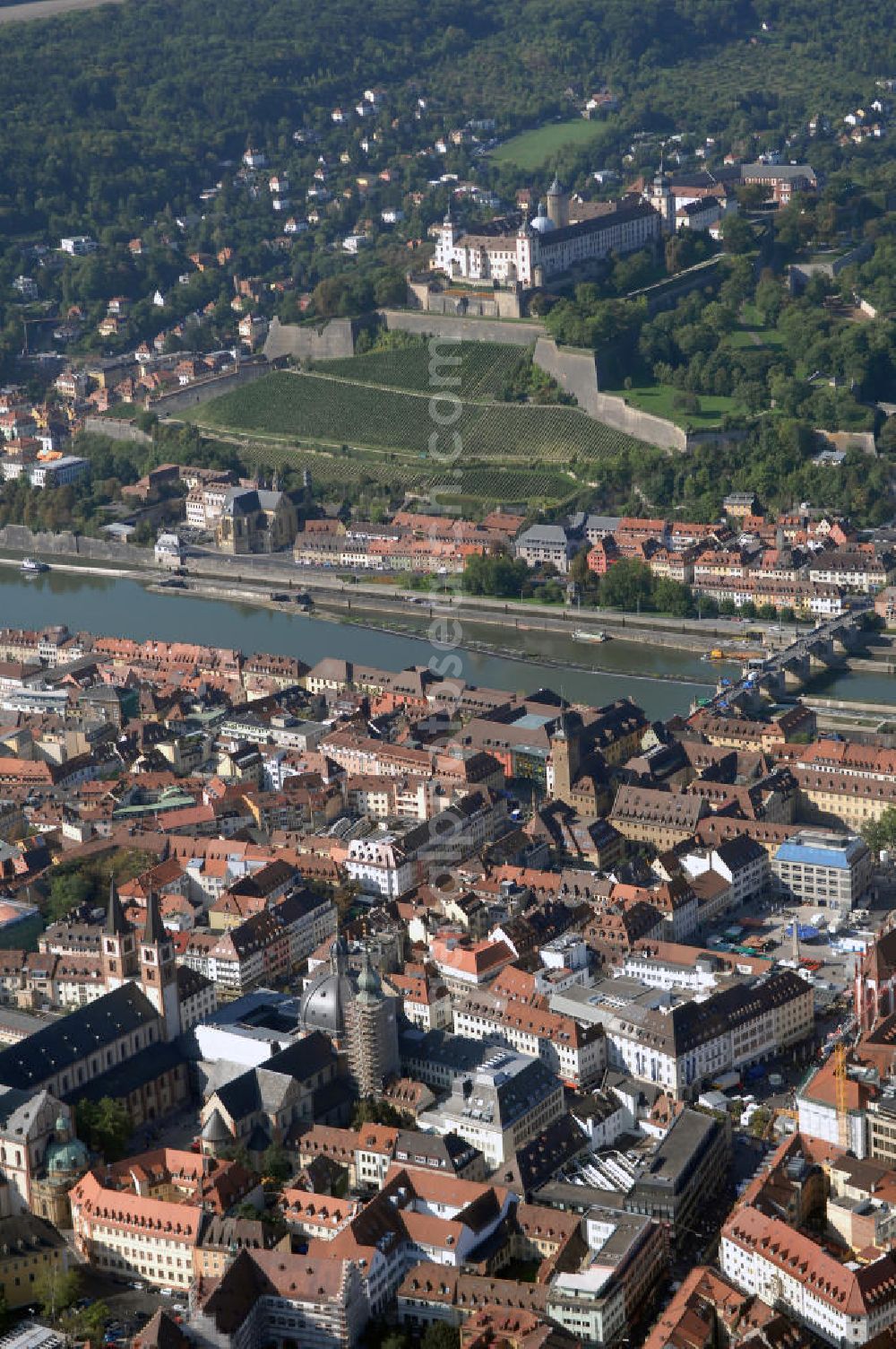 Aerial photograph WÜRZBURG - Blick auf Würzberg mit der Festung Marienberg, der Marienkapelle und dem Würzburger Dom. Würzburg ist eine kreisfreie Stadt im bayerischen Regierungsbezirk Unterfranken mit Sitz der Regierung von Unterfranken, des Bezirks Unterfranken und des Landratsamtes Würzburg. Die Festung Marienberg in Würzburg liegt in Unterfranken. Bereits in keltischer Zeit befanden sich hier eine Fliehburg und ein heidnischer Kultplatz. Nach der Völkerwan derung kamen im 6. Jahrhundert die Franken. Die Festung wurde im Laufe der Geschichte mehrfach umgebaut. Die ältesten noch erhaltenen Teile sind von 704. Die Marienkapelle ist ein gotischer Kirchenbau auf dem Unteren Markt, der von den Bürgern der Stadt auf den Überresten einer jüdischen Synagoge errichtet wurde. Baubeginn war 1377, die Bauzeit betrug etwa 100 Jahre. Der St. Kiliansdom zu Würzburg ist eine römisch-katholische Kirche in Würzburg, die dem Heiligen Kilian geweiht ist. Der Dom ist die Bischofskirche des Bistums Würzburg. Kontakt: Stadt Würzburg, Rückermainstrasse 2, 97070 Würzburg, Tel. +49 (0)9 31 37-0, Fax +49 (0)9 31 37 33 73, e-mail: info@stadt.wuerzburg.de; Kontakt Festung Marienberg: Schloss- und Gartenverwaltung Würzburg, Residenzplatz 2, Tor B, 97070 Würzburg, Tel. +49 (0)931 355 17 0, Fax +49 (0)931 355 17 25, e-mail: sgvwuerzburg@bsv.bayern.de; Kontakt Marienkapelle: Domerpfarrgasse 10, 97070 Würzburg, Tel. +49 (0)931 32 11 83 0, Fax +49 (0)931 38 62 85; Konakt Würzburger Dom: Dompfarramt, Domerpfarrgasse 10, 97070 Würzburg, Tel. +49 (0)9 31-386 62 80 0, Fax +49 (0)9 31 386 62 89 9