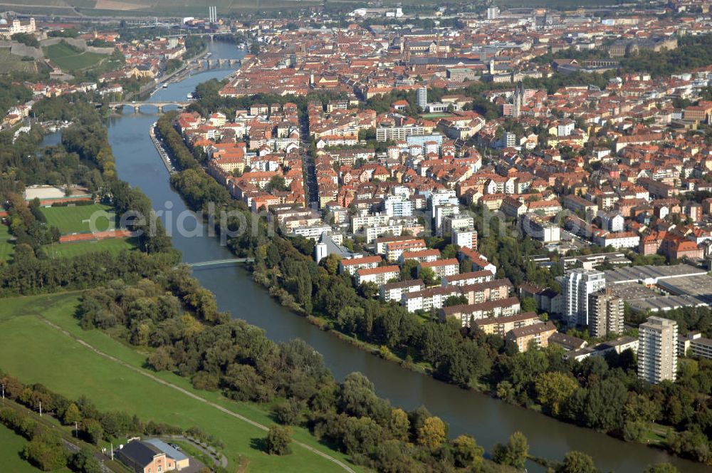 WÜRZBURG from the bird's eye view: Würzburg 29.09.08 Blick über Würzburg mit der Fussgängerbrücke Sebastian-Kneipp-Steg, Ludwigsbrücke und der Alten Mainbrücke. Würzburg ist eine kreisfreie Stadt im bayerischen Regierungsbezirk Unterfranken mit Sitz der Regierung von Unterfranken, des Bezirks Unterfranken und des Landratsamtes Würzburg. Der Sebastian-Kneipp-Steg wurde am 22. Juli 1978 eingeweiht und ist eine reine Fußgängerbrücke. Die Ludwigsbrücke wurde 1895 erbaut und ist in der Bevölkerung wegen der vier Löwenstatuen an den beiden Auffahrten zur Brücke auch als Löwenbrücke geläufig. Die Alte Mainbrücke war bis 1886 der einzige Flussübergang. Sie wurde von 1476 bis 1703 erbaut und zeichnet sich durch Heiligenfiguren aus, die um 1730 hinzugefügt wurden. Kontakt: Stadt Würzburg, Rückermainstrasse 2, 97070 Würzburg, Tel. +49 (0)9 31 37-0, Fax +49 (0)9 31 37 33 73, e-mail: info@stadt.wuerzburg.de