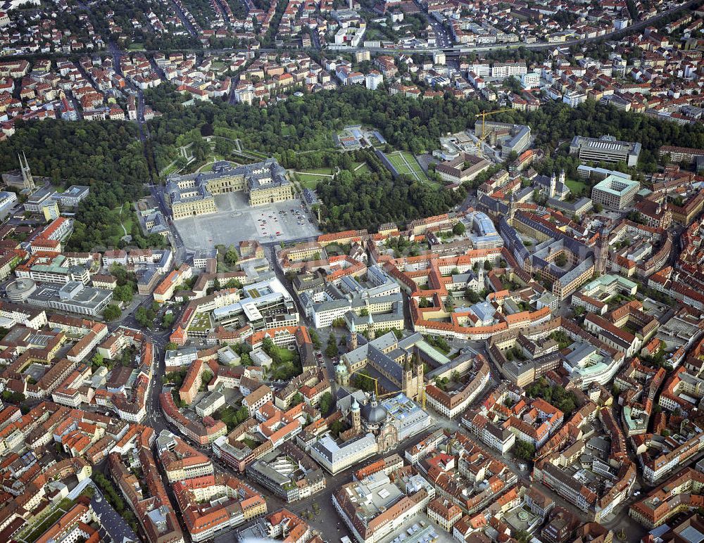 Aerial photograph Würzburg - Ein Dreieck bilden hier die fürstbeschöfliche Residenz (oben), der Dom St. Kilian (unten) und die die Alte Universität. Die Stadt liegt im fränkischen Weinbaugebiet. Mit zahlreichen Bildungseinrichtungen (u. a. Universität), bedeutenden Industriebetrieben und dem Zentrum des Weinanbaus ist sie wirtschaftlicher und kultureller Mittelpunkt Unterfrankens.