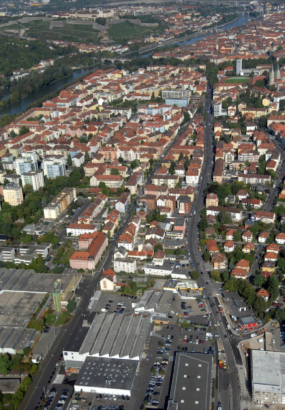 WÜRZBURG from above - Blick über Würzburg am Main mit der MS Autovermietung Endres GmbH, Mercedes-Benz Niederlassung und der Seniorenwohnstift San derau. Würzburg ist eine kreisfreie Stadt im bayerischen Regierungsbezirk Unterfranken mit Sitz der Regierung von Unterfranken, des Bezirks Unterfranken und des Landratsamtes Würzburg. Kontakt: Stadt Würzburg, Rückermainstrasse 2, 97070 Würzburg, Tel. +49 (0)9 31 37-0, Fax +49 (0)9 31 37 33 73, e-mail: info@stadt.wuerzburg.de