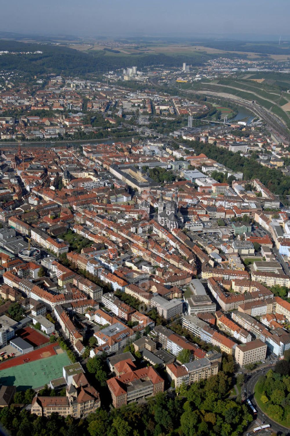 WÜRZBURG from the bird's eye view: Blick auf Würzberg mit der Festung Marienberg, der Marienkapelle und dem Würzburger Dom. Würzburg ist eine kreisfreie Stadt im bayerischen Regierungsbezirk Unterfranken mit Sitz der Regierung von Unterfranken, des Bezirks Unterfranken und des Landratsamtes Würzburg. Die Festung Marienberg in Würzburg liegt in Unterfranken. Bereits in keltischer Zeit befanden sich hier eine Fliehburg und ein heidnischer Kultplatz. Nach der Völkerwan derung kamen im 6. Jahrhundert die Franken. Die Festung wurde im Laufe der Geschichte mehrfach umgebaut. Die ältesten noch erhaltenen Teile sind von 704. Die Marienkapelle ist ein gotischer Kirchenbau auf dem Unteren Markt, der von den Bürgern der Stadt auf den Überresten einer jüdischen Synagoge errichtet wurde. Baubeginn war 1377, die Bauzeit betrug etwa 100 Jahre. Der St. Kiliansdom zu Würzburg ist eine römisch-katholische Kirche in Würzburg, die dem Heiligen Kilian geweiht ist. Der Dom ist die Bischofskirche des Bistums Würzburg. Kontakt: Stadt Würzburg, Rückermainstrasse 2, 97070 Würzburg, Tel. +49 (0)9 31 37-0, Fax +49 (0)9 31 37 33 73, e-mail: info@stadt.wuerzburg.de; Kontakt Festung Marienberg: Schloss- und Gartenverwaltung Würzburg, Residenzplatz 2, Tor B, 97070 Würzburg, Tel. +49 (0)931 355 17 0, Fax +49 (0)931 355 17 25, e-mail: sgvwuerzburg@bsv.bayern.de; Kontakt Marienkapelle: Domerpfarrgasse 10, 97070 Würzburg, Tel. +49 (0)931 32 11 83 0, Fax +49 (0)931 38 62 85; Konakt Würzburger Dom: Dompfarramt, Domerpfarrgasse 10, 97070 Würzburg, Tel. +49 (0)9 31-386 62 80 0, Fax +49 (0)9 31 386 62 89 9