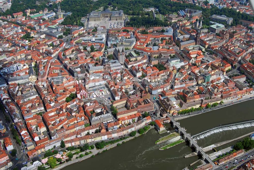 Aerial image Würzburg - Blick auf die Würzburger Altstadt und die Marienkapelle. Die Marienkapelle auf der Nordseite des Würzburger Marktplatzes ist heute eine Nebenkirche der Pfarreien Dom und Neumünster im Besitz der Marienkapellenstiftung. In früheren Zeiten jedoch war sie der Kristallisationspunkt städtischen Engagements gegen die Dominanz von Bischof, Stiften und Klöstern. Sie gilt als Höhepunkt spätgotischer Baukunst in Unterfranken. Die Marienkapelle liegt am Marktplatz 7 in 97070 Würzburg.