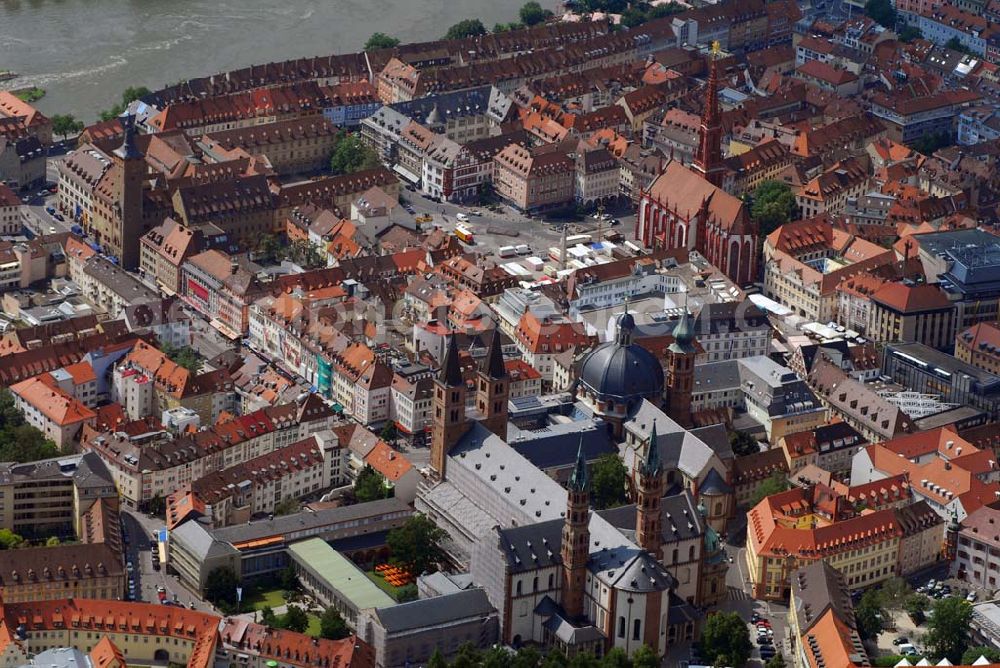 Aerial image Würzburg - Blick auf die würzburger Altstadt und die ukrainische Pfarrei St. Nikolaus. Kapelle der „Catholica Unio“ im Grabenberg 2a / III. Stock 97070 Würzburg, Zuständiger Seelsorger: Pfr. Bogdan Puszkar in der Dr.-Martinet-Str. 22; 96049 Bamberg Tel.: 0951/700 23 56; Fax: 0951/700 23 57 Home: