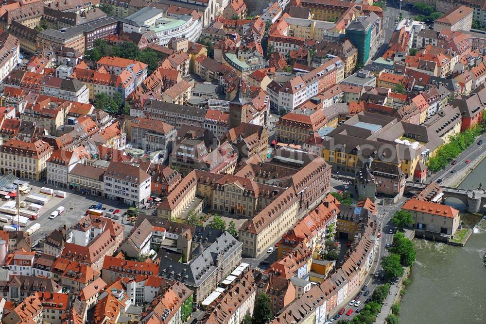 Würzburg from above - Blick auf die Würzburger Altstadt und die Marienkapelle. Die Marienkapelle auf der Nordseite des Würzburger Marktplatzes ist heute eine Nebenkirche der Pfarreien Dom und Neumünster im Besitz der Marienkapellenstiftung. In früheren Zeiten jedoch war sie der Kristallisationspunkt städtischen Engagements gegen die Dominanz von Bischof, Stiften und Klöstern. Sie gilt als Höhepunkt spätgotischer Baukunst in Unterfranken. Die Marienkapelle liegt am Marktplatz 7 in 97070 Würzburg.