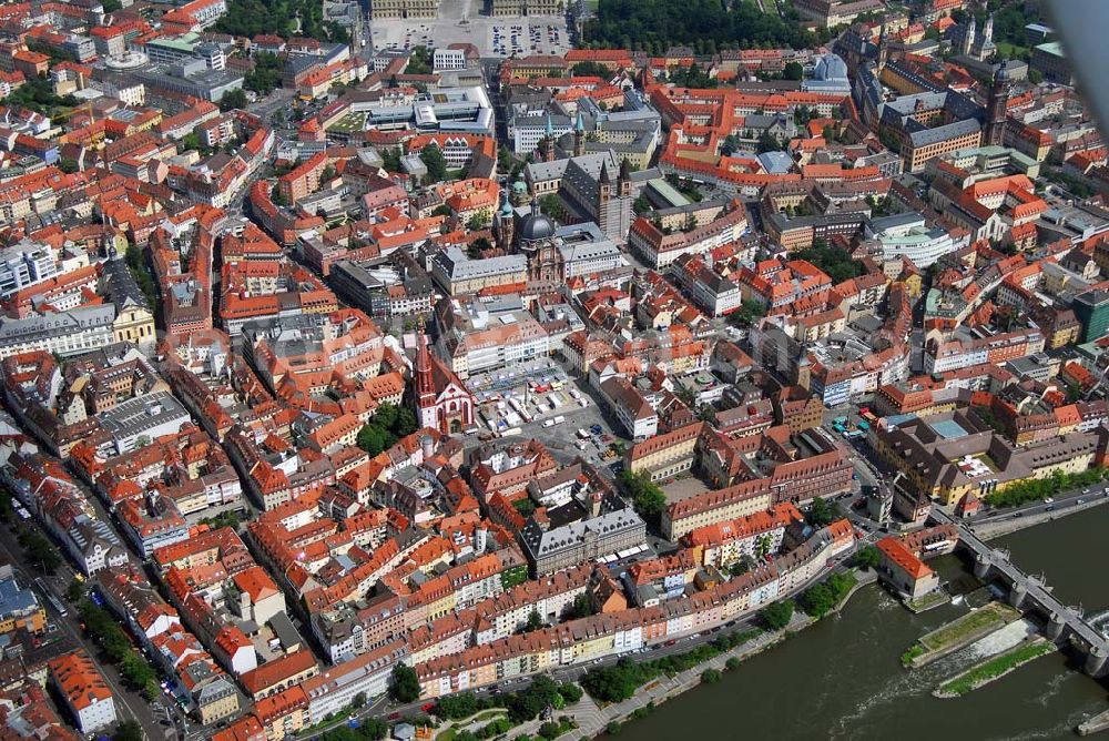 Würzburg from the bird's eye view: Blick auf die Würzburger Altstadt und die Marienkapelle. Die Marienkapelle auf der Nordseite des Würzburger Marktplatzes ist heute eine Nebenkirche der Pfarreien Dom und Neumünster im Besitz der Marienkapellenstiftung. In früheren Zeiten jedoch war sie der Kristallisationspunkt städtischen Engagements gegen die Dominanz von Bischof, Stiften und Klöstern. Sie gilt als Höhepunkt spätgotischer Baukunst in Unterfranken. Die Marienkapelle liegt am Marktplatz 7 in 97070 Würzburg.