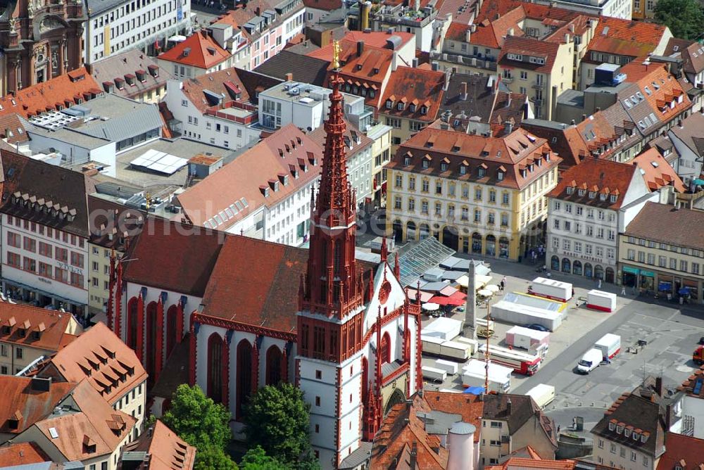 Aerial image Würzburg - Blick auf die Würzburger Marienkapelle. Die Marienkapelle auf der Nordseite des Würzburger Marktplatzes ist heute eine Nebenkirche der Pfarreien Dom und Neumünster im Besitz der Marienkapellenstiftung. In früheren Zeiten jedoch war sie der Kristallisationspunkt städtischen Engagements gegen die Dominanz von Bischof, Stiften und Klöstern. Sie gilt als Höhepunkt spätgotischer Baukunst in Unterfranken. Die Marienkapelle liegt am Marktplatz 7 in 97070 Würzburg.