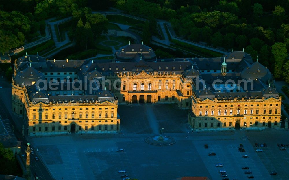 Würzburg from the bird's eye view: The Würzburg Residenz, a Baroque palace building on the outskirts of the city of Würzburg. The UNESCO in the building, including the Residence Square and the adjacent building in 1981 in the rank of a world heritage site