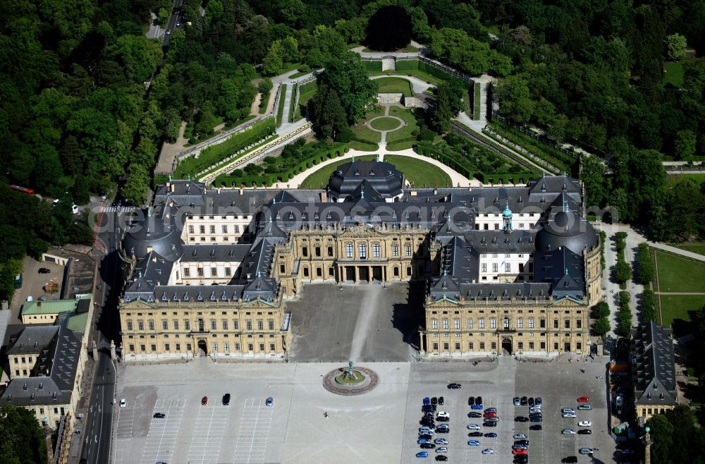 Aerial photograph Würzburg - The Würzburg Residenz, a Baroque palace building on the outskirts of the city of Würzburg. The UNESCO in the building, including the Residence Square and the adjacent building in 1981 in the rank of a world heritage site