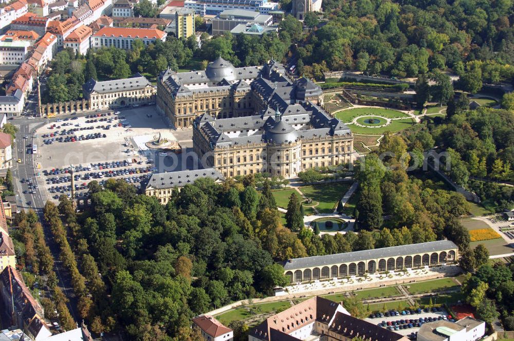 Aerial image Würzburg - Blick auf die Würzburger Residenz in Bayern. Die Würzburger Residenz ist ein barocker Residenzbau am Rande der Innenstadt von Würzburg. Der Bau begann 1719 und dauerte bis etwa 1780 und diente als Sitz der Würzburger Fürstbischöfe. Das Martin-von-Wagner-Museum ist die Sammlung der Universität Würzburg und ist seit 1963 im Südflügel untergebracht. Kontakt Residenz: Residenz und Hofgarten Würzburg, Schloss- und Gartenverwaltung Würzburg, Residenzplatz 2, Tor B, 97070 Würzburg, Tel. +49(0)931 35517 0, Fax +49(0)931 35517 25, Email: sgvwuerzburg@bsv.bayern.de; Kontakt Museum: Martin-von-Wagner-Museum, Residenzplatz 2a, 97070 Würzburg, Tel. +49(0)931 312 282, Fax +49(0)931 312507