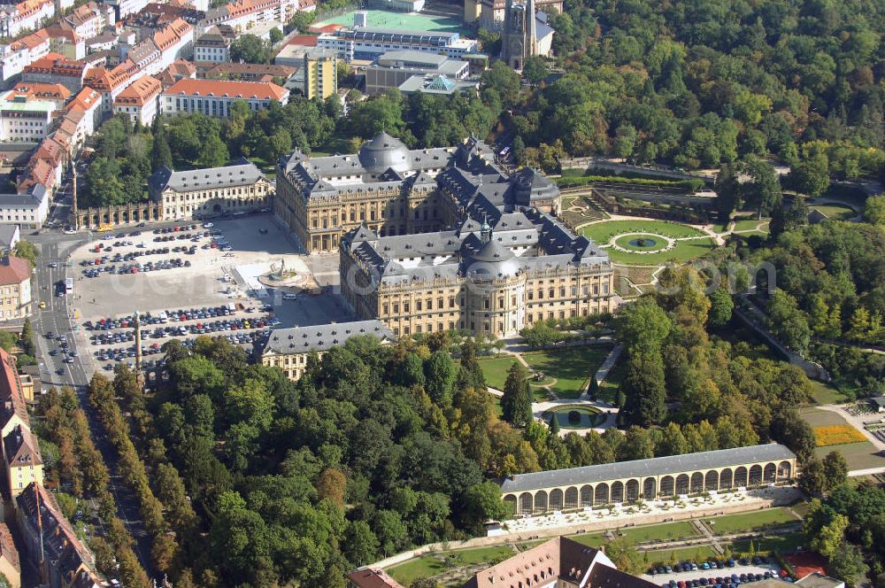 Aerial photograph Würzburg - Blick auf die Würzburger Residenz in Bayern. Die Würzburger Residenz ist ein barocker Residenzbau am Rande der Innenstadt von Würzburg. Der Bau begann 1719 und dauerte bis etwa 1780 und diente als Sitz der Würzburger Fürstbischöfe. Das Martin-von-Wagner-Museum ist die Sammlung der Universität Würzburg und ist seit 1963 im Südflügel untergebracht. Kontakt Residenz: Residenz und Hofgarten Würzburg, Schloss- und Gartenverwaltung Würzburg, Residenzplatz 2, Tor B, 97070 Würzburg, Tel. +49(0)931 35517 0, Fax +49(0)931 35517 25, Email: sgvwuerzburg@bsv.bayern.de; Kontakt Museum: Martin-von-Wagner-Museum, Residenzplatz 2a, 97070 Würzburg, Tel. +49(0)931 312 282, Fax +49(0)931 312507